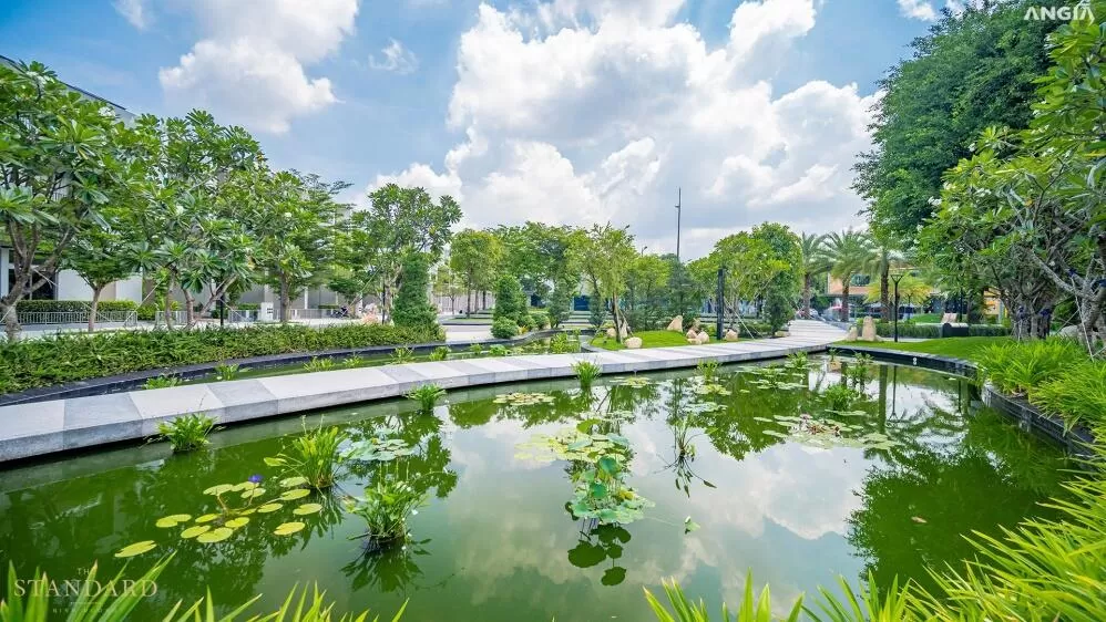 Hồ cảnh quan và lối dạo bộ thuộc tiện ích The Standard Bình Dương
