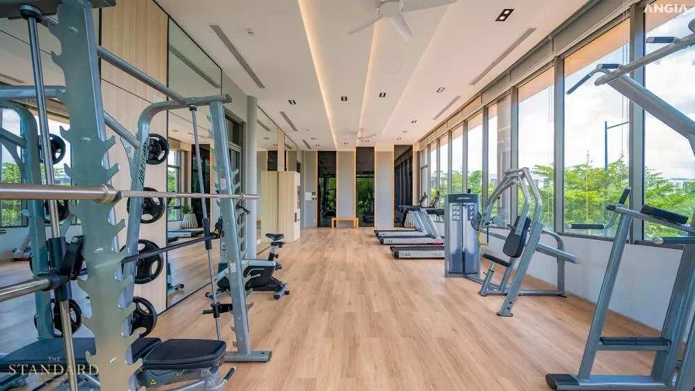 Phòng gym vách kính trong clubhouse thuộc tiện ích The Standard Bình Dương