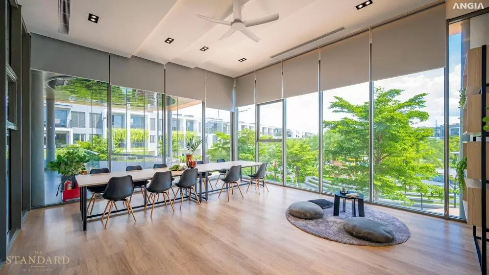Phòng sinh hoạt chung kính bao quanh trong hệ tiện ích The Standard Bình Dương