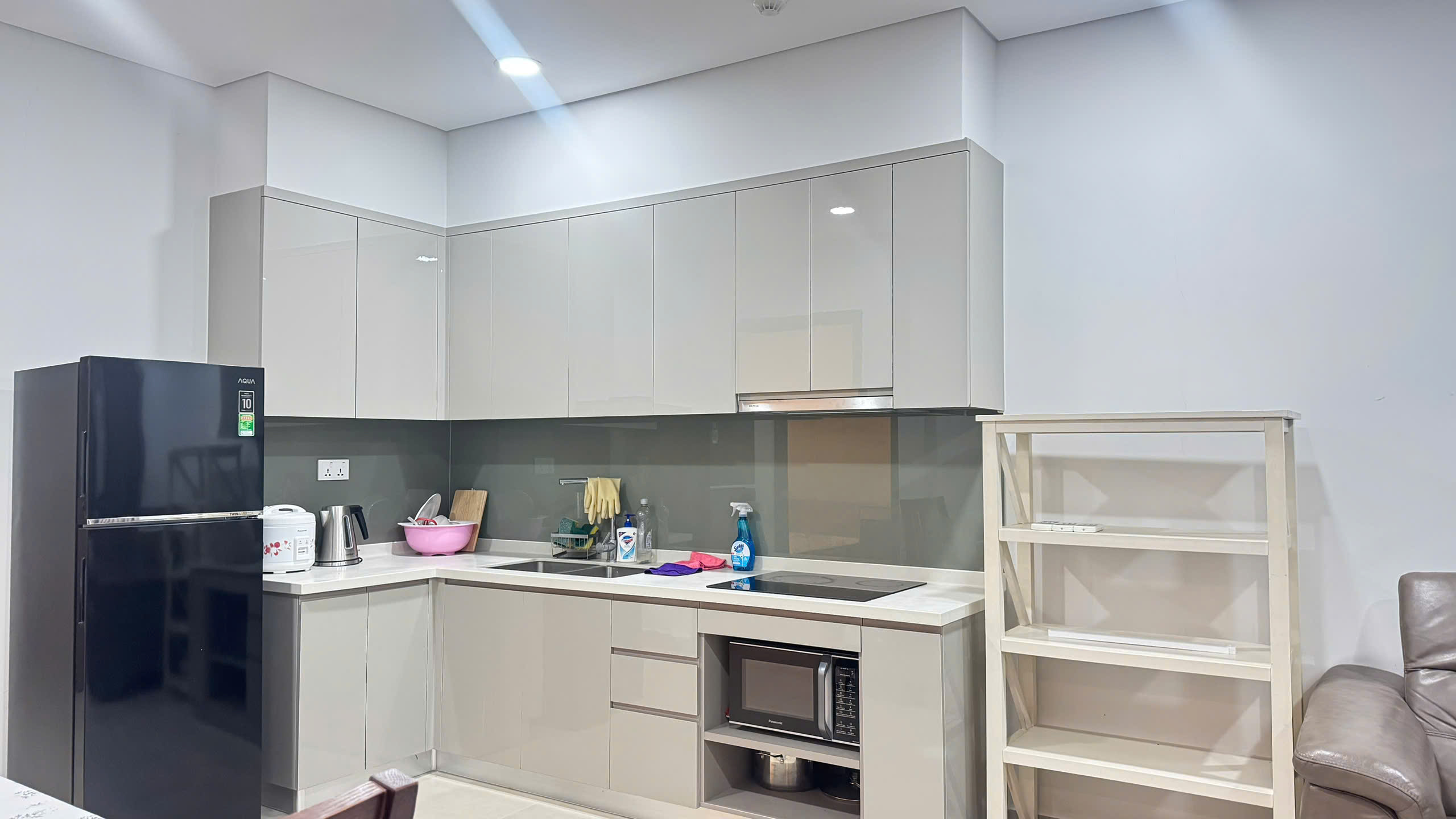 Bếp căn hộ Sky 89 với tủ bếp và thiết bị đầy đủ