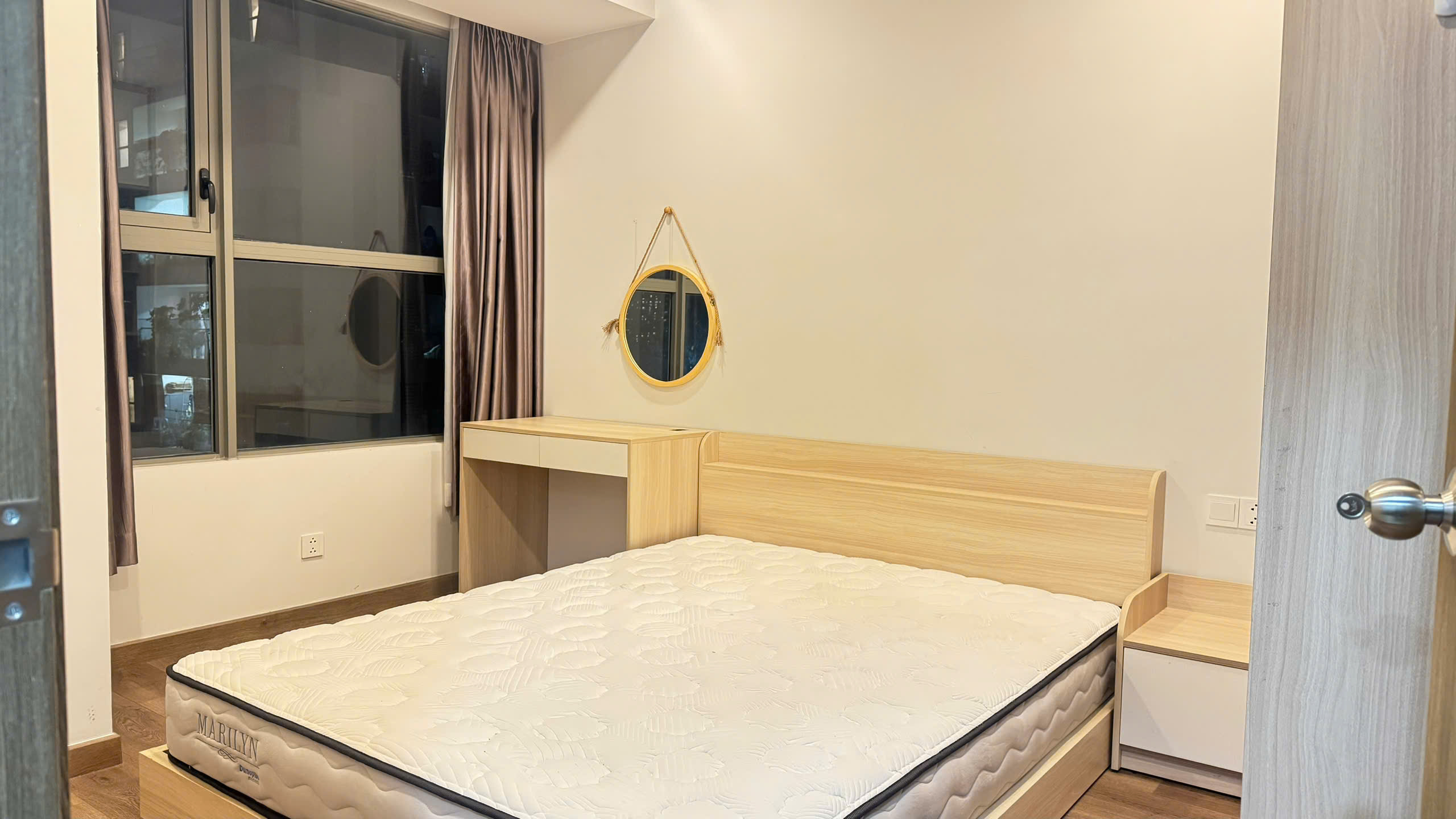 Phòng ngủ căn hộ Sky 89 với giường và bàn trang điểm