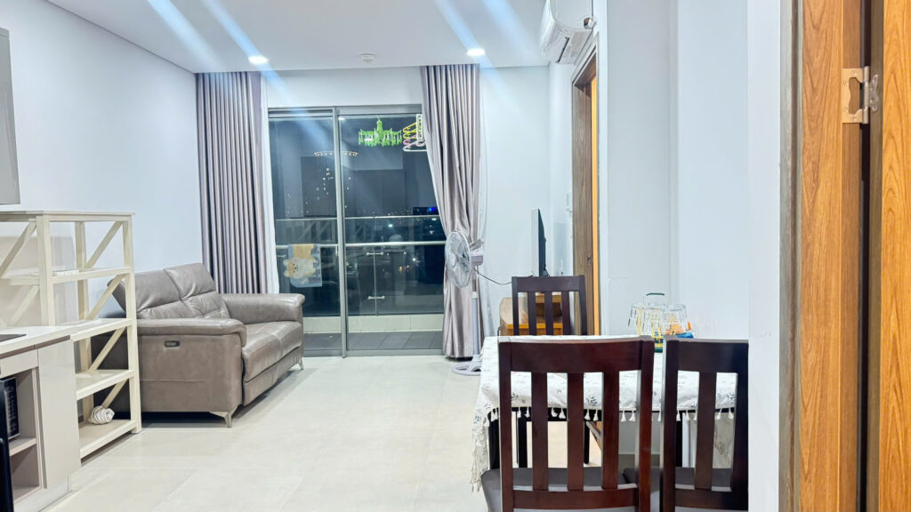 Phòng khách căn hộ Sky 89 view ban đêm