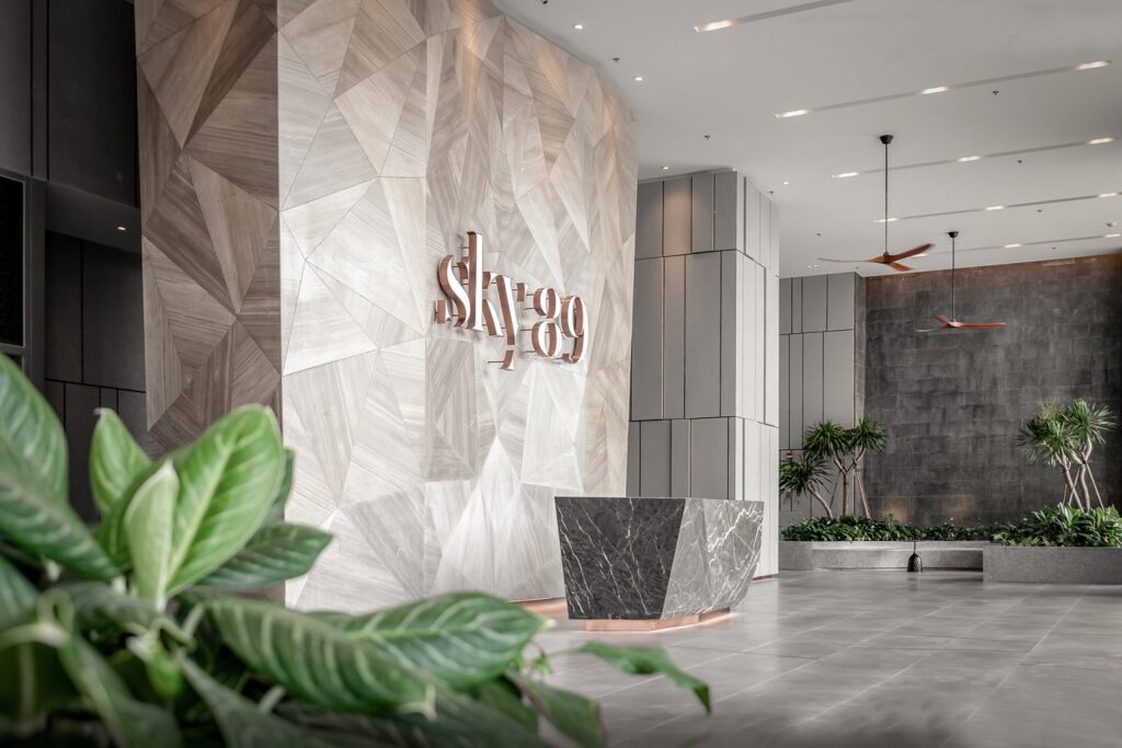 Sảnh đón Sky 89 với logo dự án
