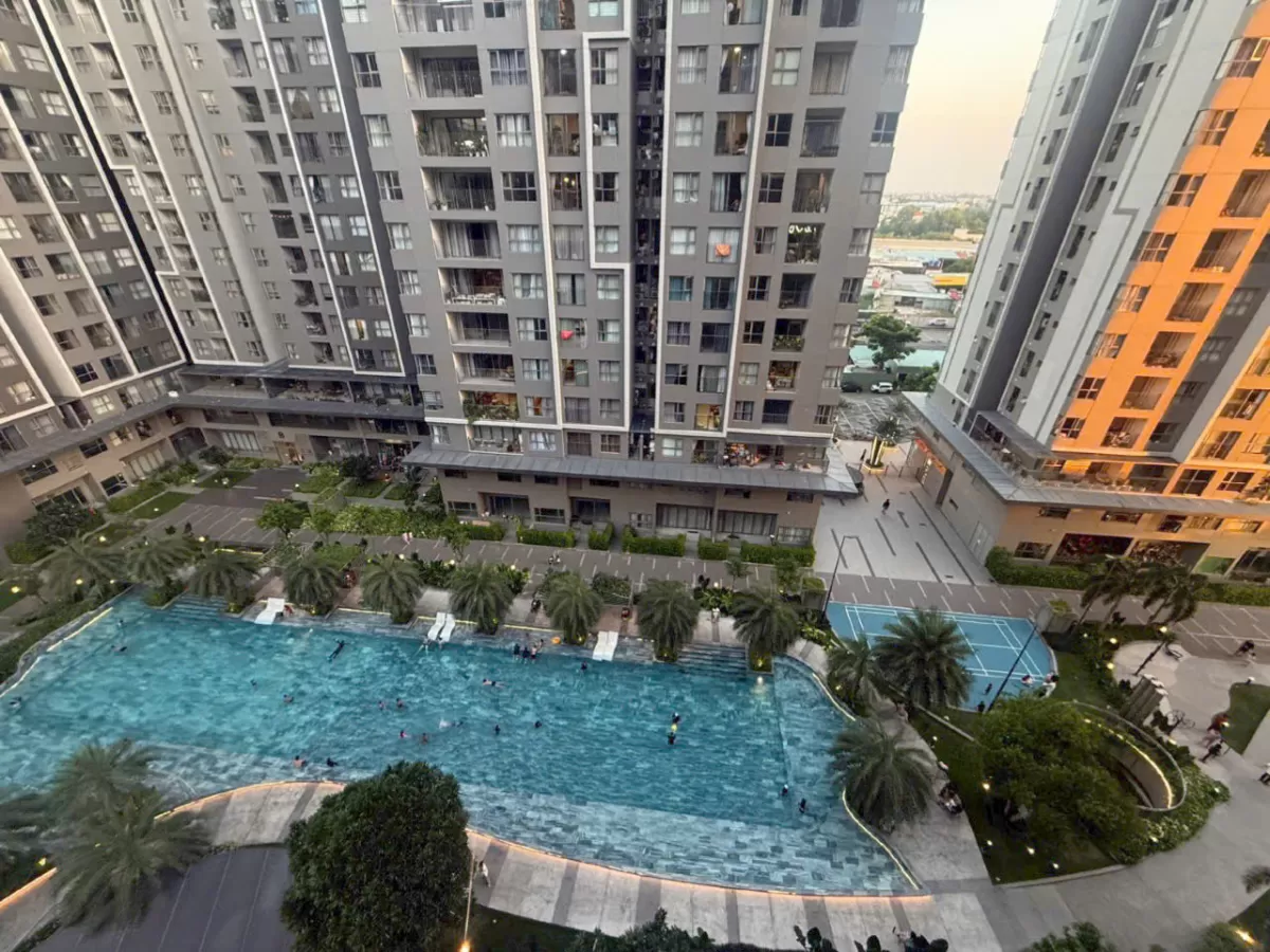 Cư dân sử dụng hồ bơi thuộc tiện ích Westgate Bình Chánh