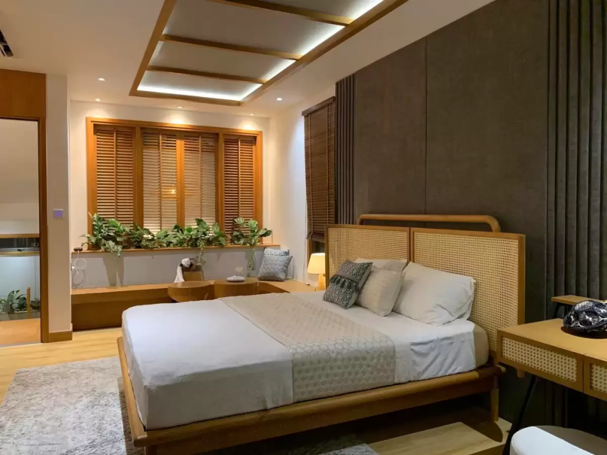 Phòng ngủ chính nhà phố hoàn thiện, minh hoạ chi phí nội thất khi so sánh The Gió Riverside và The Standard
