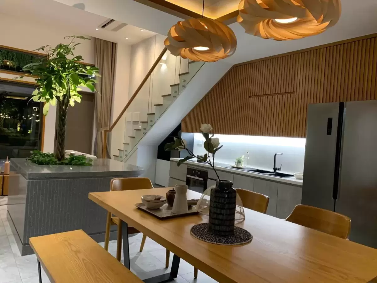 Bếp và bàn ăn trong nhà phố thực tế, tham chiếu khi so sánh The Gió Riverside với The Standard