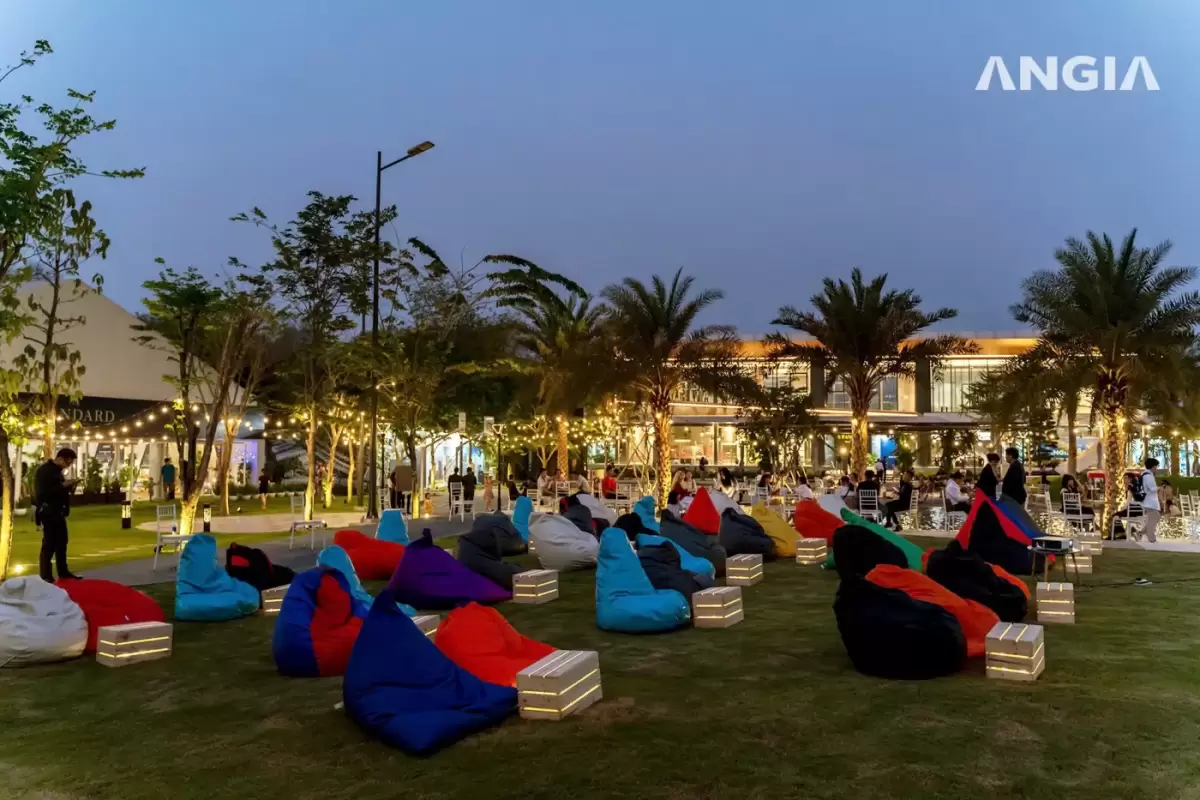 Bãi cỏ sự kiện trước clubhouse lúc hoàng hôn tại khu nhà phố The Standard