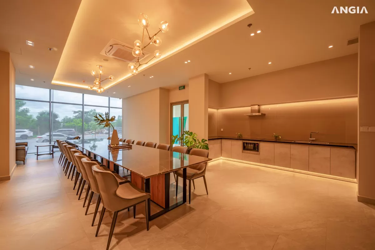 Phòng tiệc có bàn dài và khu bếp phụ tại Westgate Bình Chánh