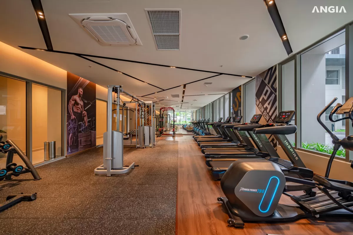 Phòng gym Westgate Bình Chánh với máy chạy bộ và khu tạ