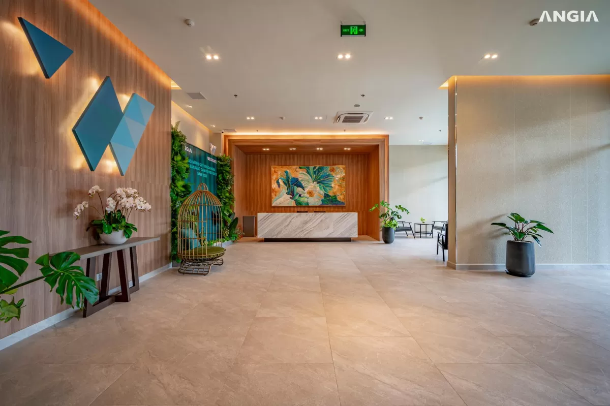 Sảnh lễ tân với quầy đón và mảng xanh tại Westgate Bình Chánh