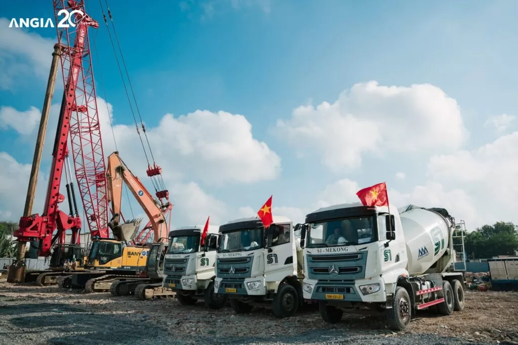 Máy khoan cọc nhồi và xe bồn bê tông tại công trường River Collection