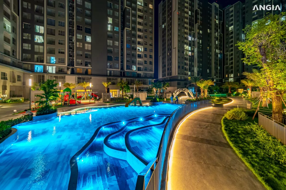 Hồ bơi nội khu Westgate Bình Chánh lên đèn buổi tối