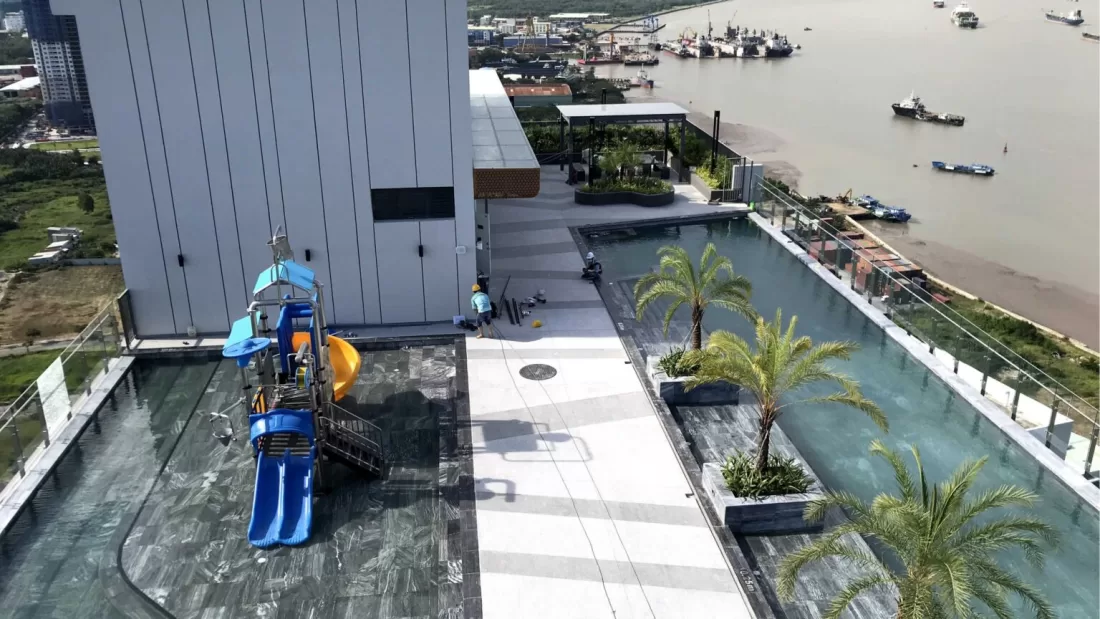 Hồ bơi vô cực view sông và khu vui chơi nước trẻ em tại Sky 89 của An Gia