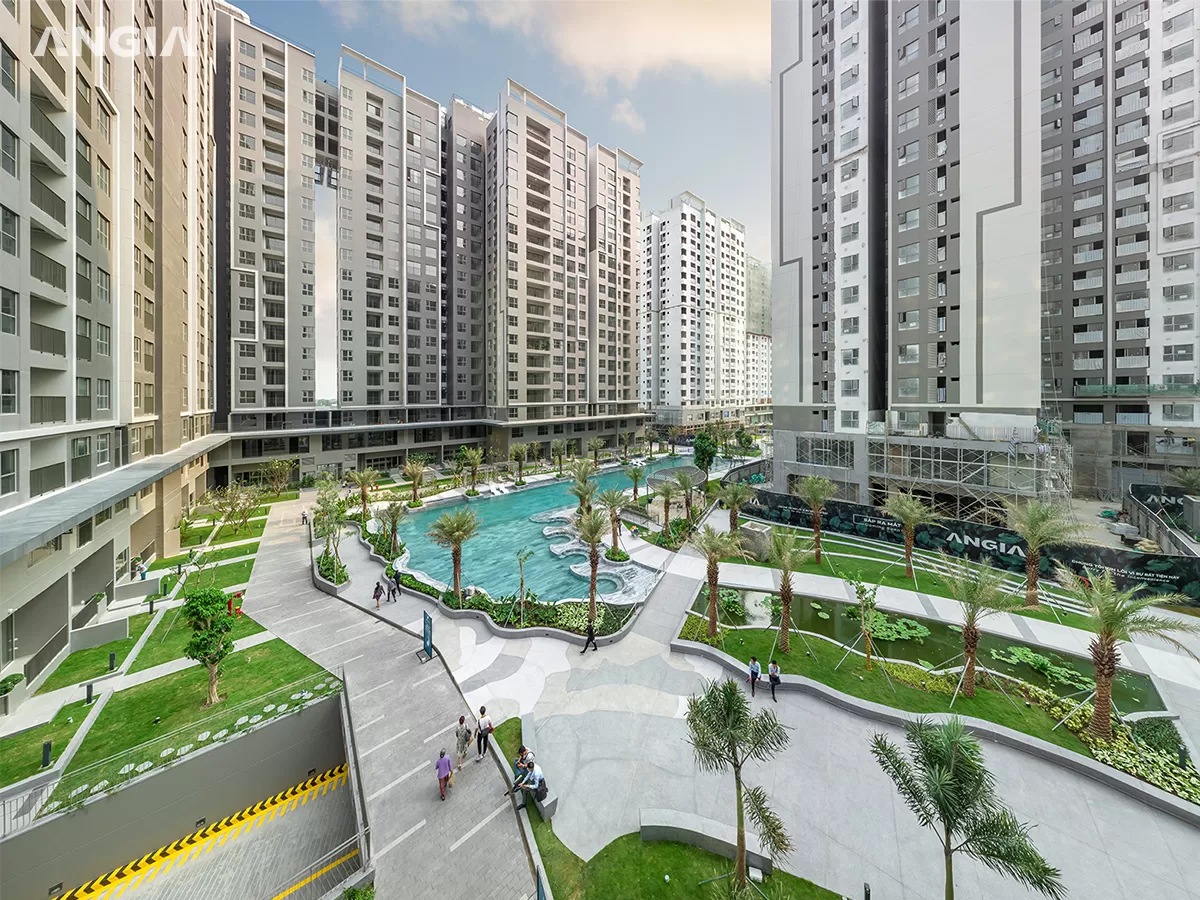 Toàn cảnh hồ bơi và công viên nội khu giữa bốn block Westgate Bình Chánh
