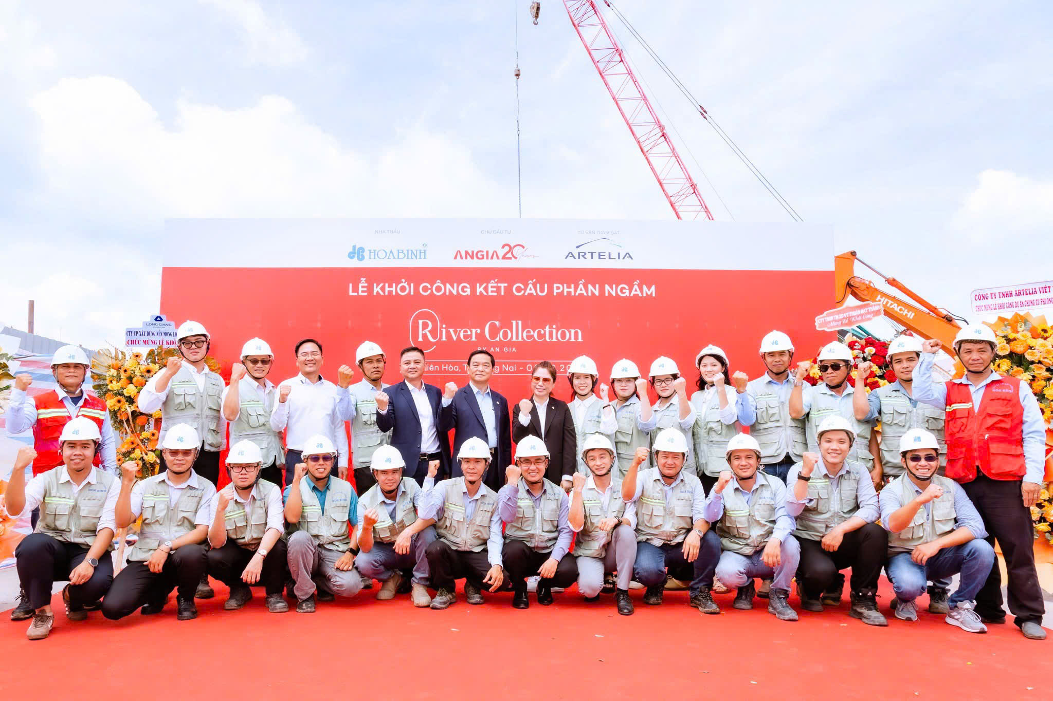 Chủ tịch Lê Viết Hải cùng Ban chỉ huy công trường Hòa Bình thể hiện tinh thần xung kích tại lễ khởi công River Collection