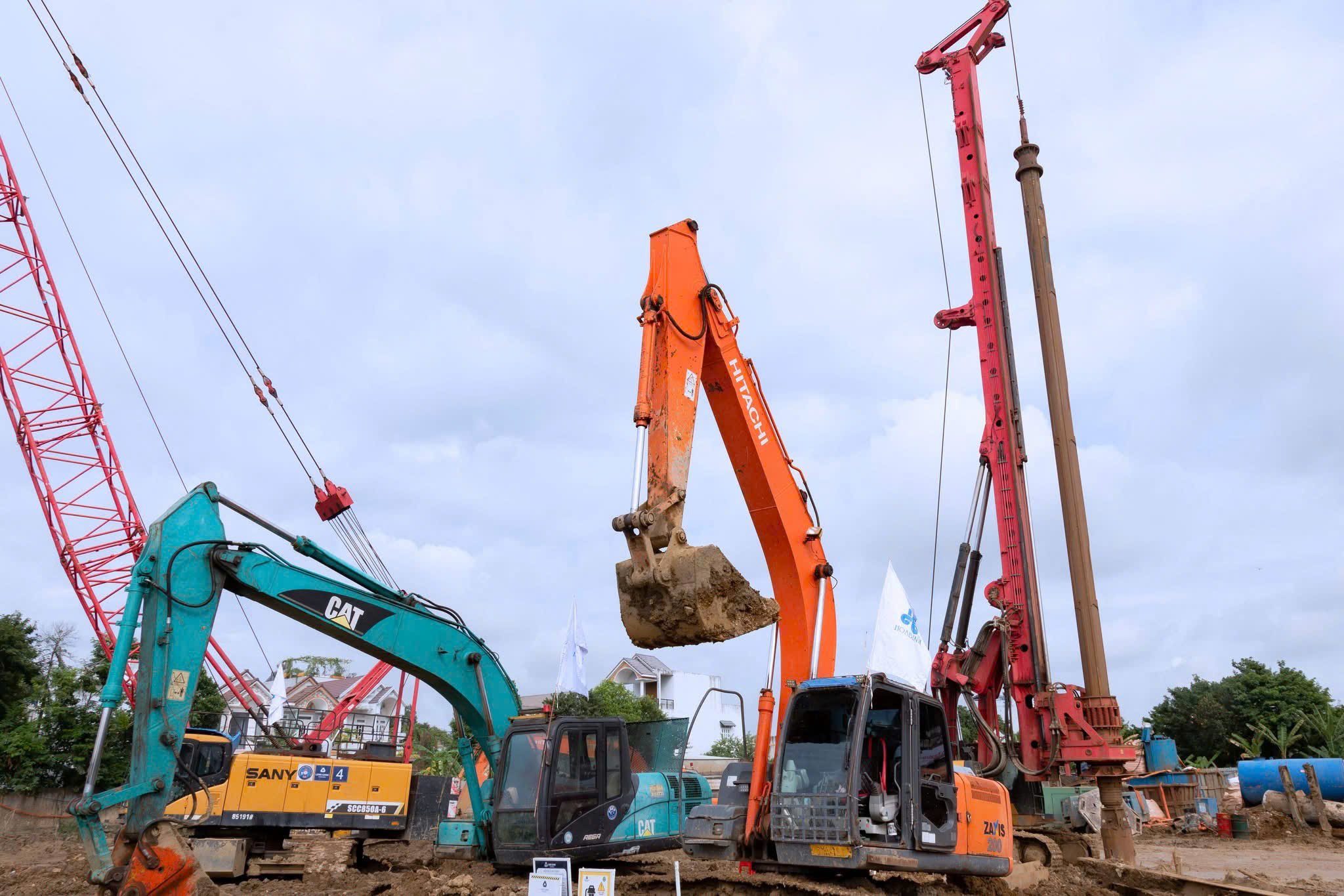 Máy xúc Hitachi xúc mẻ đất đầu tiên thi công móng ngầm River Collection cùng dàn máy cẩu chuyên dụng