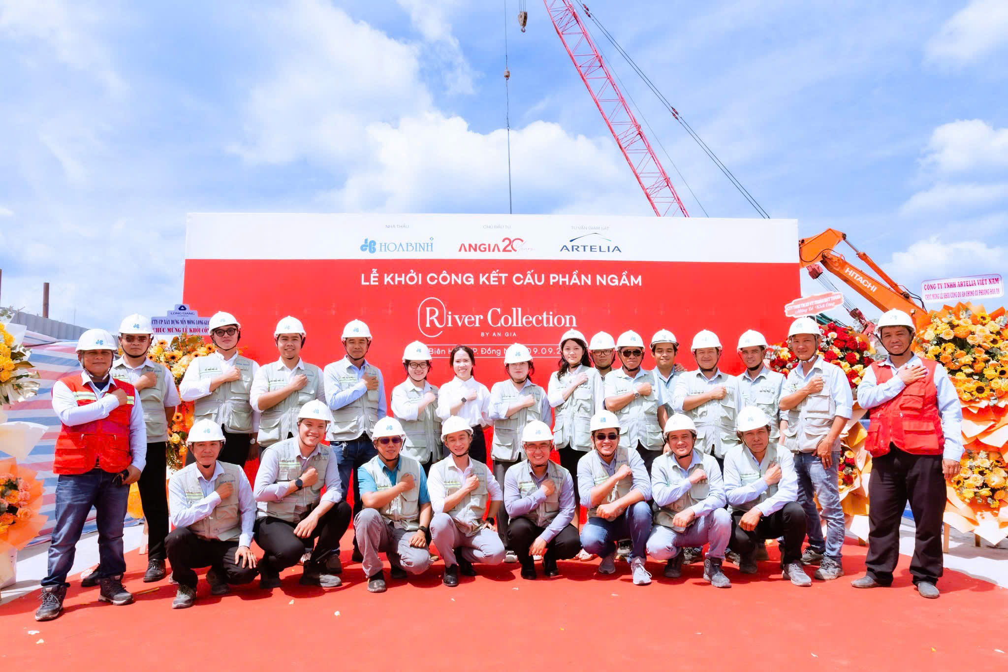Tập thể kỹ sư và cán bộ thi công Tập đoàn Xây dựng Hòa Bình đặt tay lên ngực trái cam kết chất lượng tại lễ khởi công River Collection