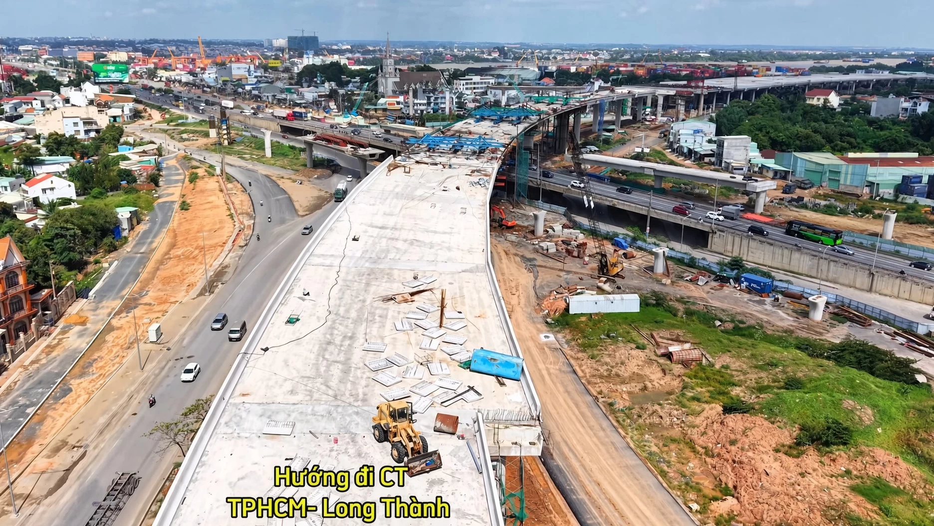 Mặt cầu vượt nút giao Tân Vạn nhìn theo hướng kết nối cao tốc TP.HCM Long Thành Dầu Giây và cầu Nhơn Trạch