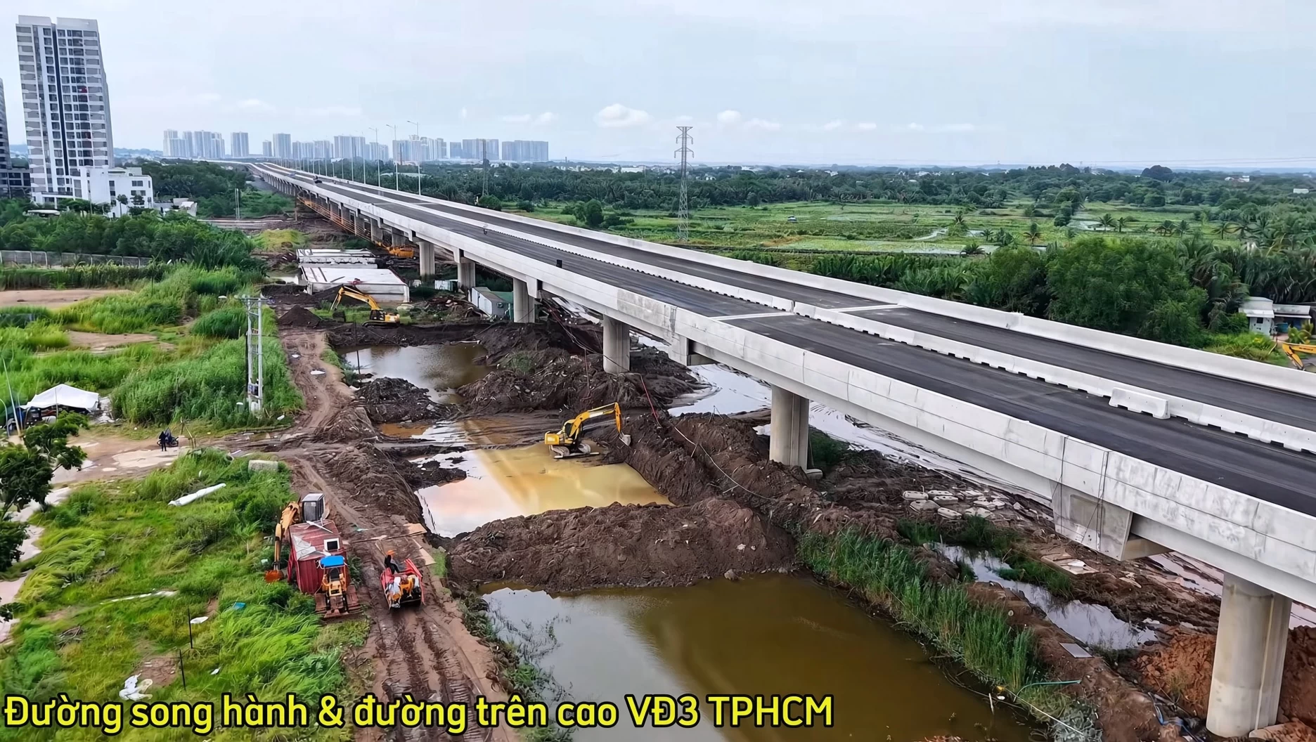 Tuyến đường trên cao Vành đai 3 đã thảm nhựa và tuyến đường song hành đang thi công nền hạ tại Tân Vạn