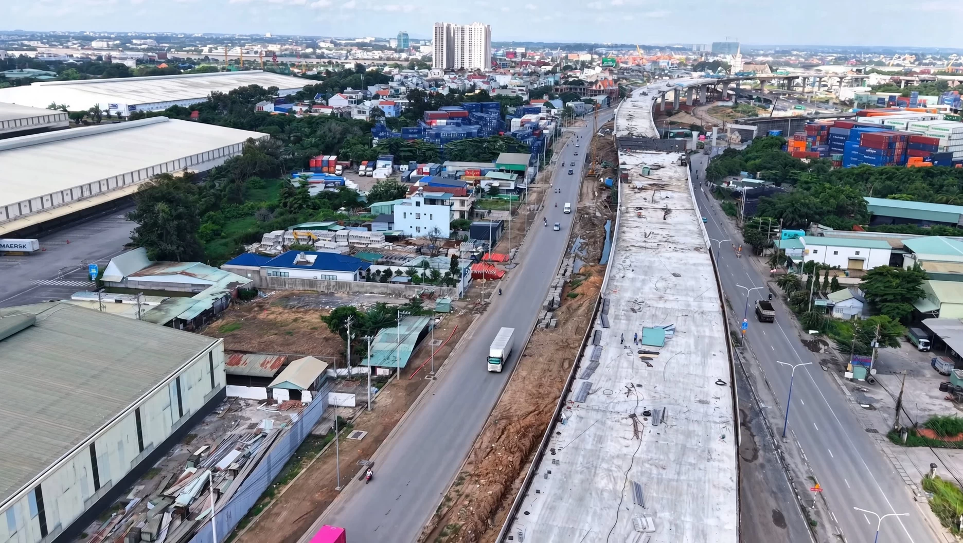 Tuyến đường trên cao nút giao Tân Vạn chạy dọc cụm cảng ICD và kho bãi logistics Tân Vạn