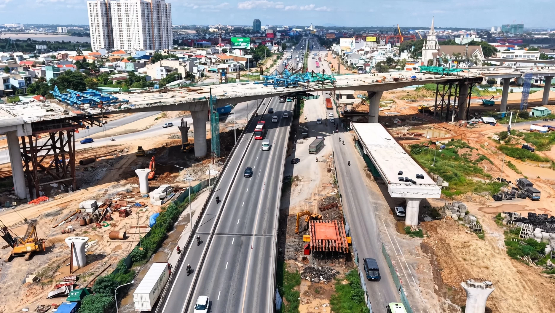 Cầu vượt nút giao Tân Vạn dự án Vành đai 3 TP.HCM đã chính thức hợp long nhịp chính bắc qua Xa lộ Hà Nội
