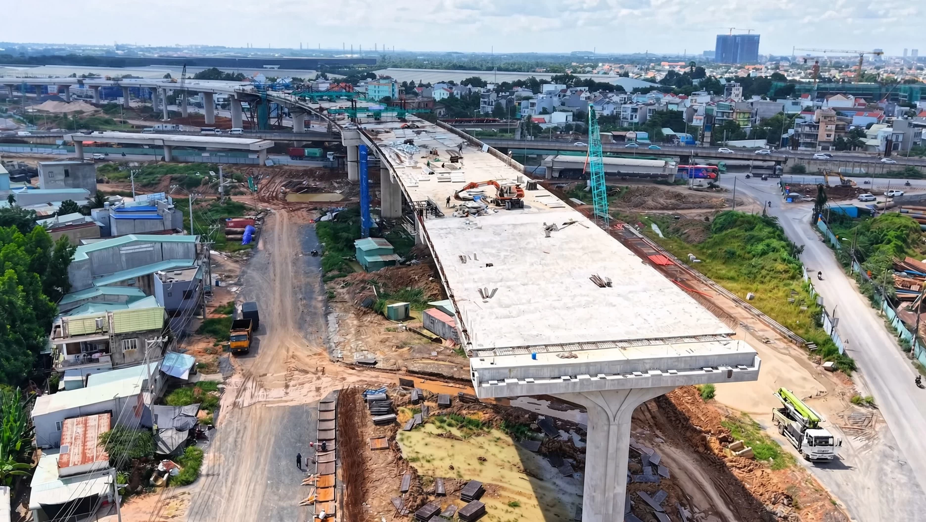 Mặt cầu vượt nút giao Tân Vạn sau khi hợp long nhìn dọc theo hướng tuyến Vành đai 3