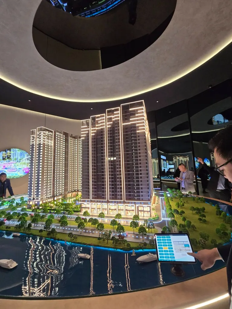 Sa Bàn Thực Tế Dự Án TT Genesis Tại Sales Gallery WOW Center Sa bàn thực tế dự án căn hộ ven sông khi so sánh TT Genesis và Essensia Nam Sài Gòn tại WOW Center