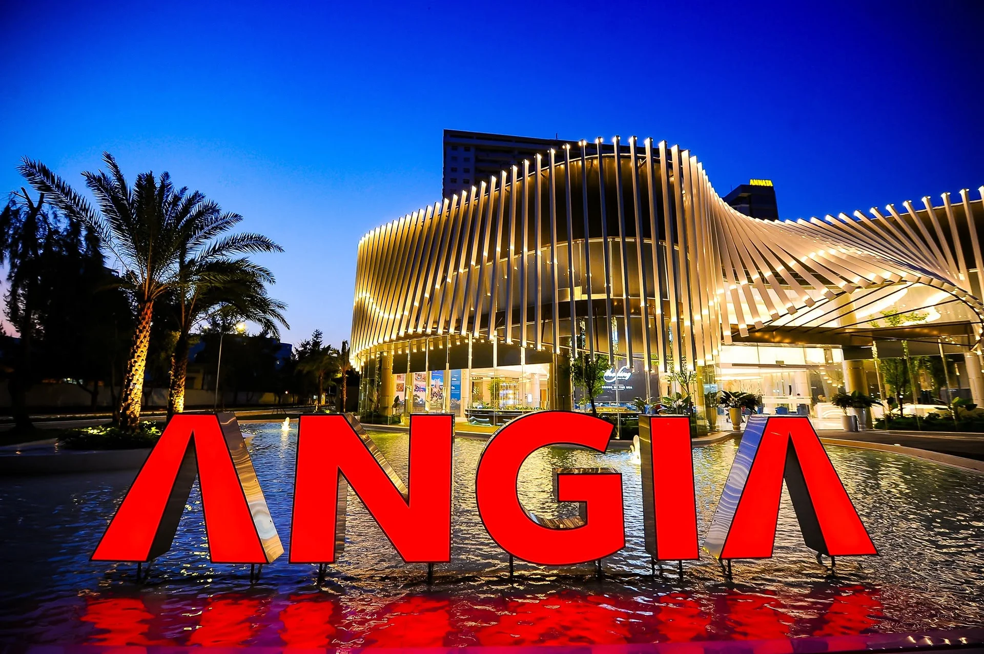 Sảnh đón và hồ nước cảnh quan The Sóng Vũng Tàu ban đêm rực rỡ logo An Gia
