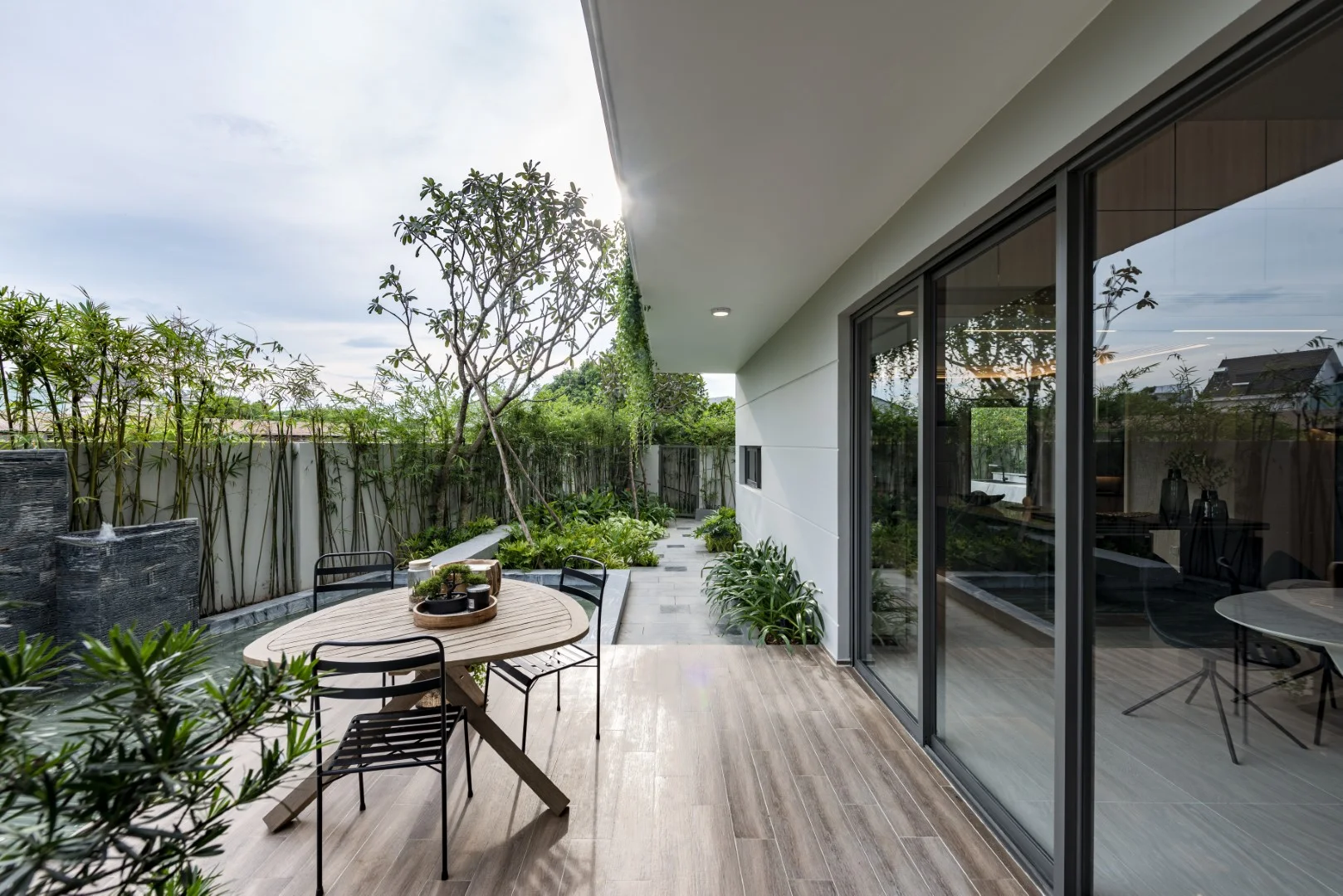 Thực tế khu bếp và bàn ăn hoàn thiện biệt thự The Standard