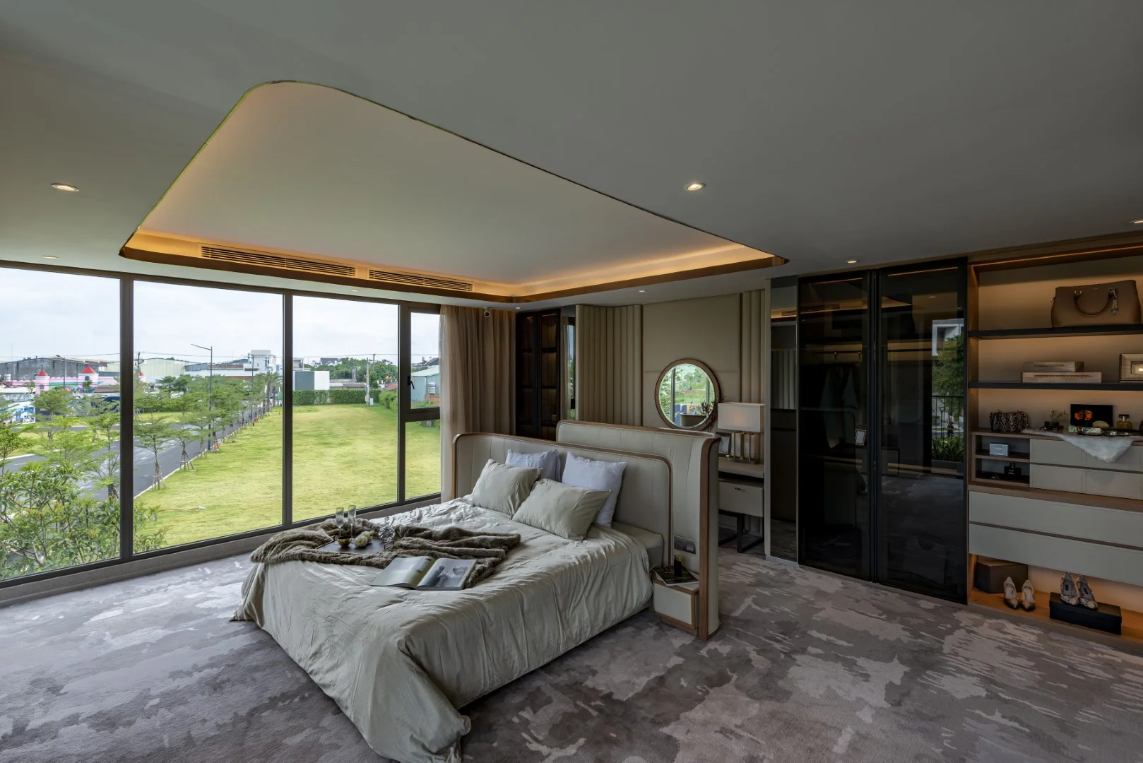 Thực tế phòng ngủ phụ và góc làm việc The Standard