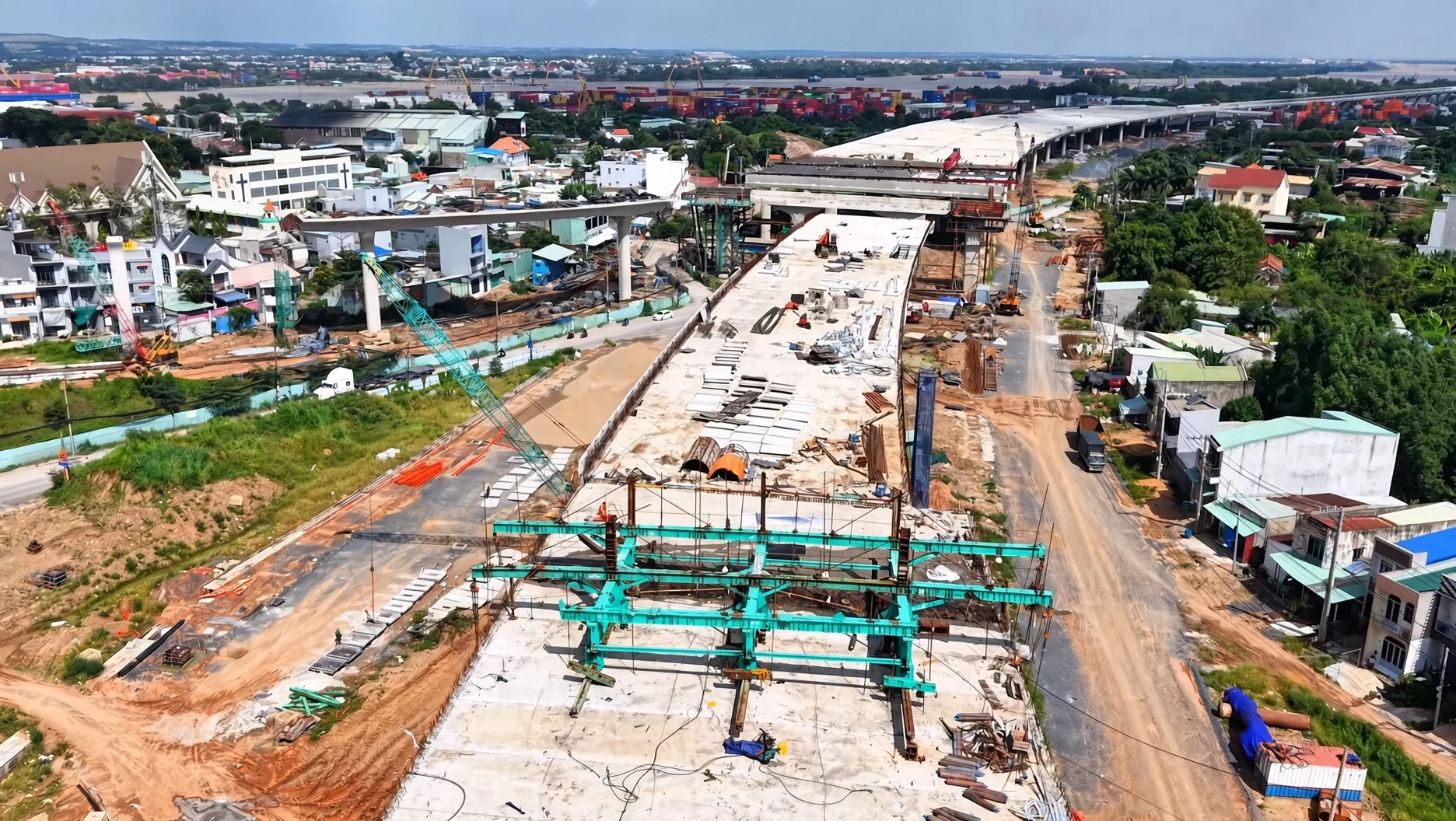 Toàn cảnh thi công tuyến cầu cạn Vành đai 3 đoạn qua nút giao Tân Vạn hướng về sông Đồng Nai