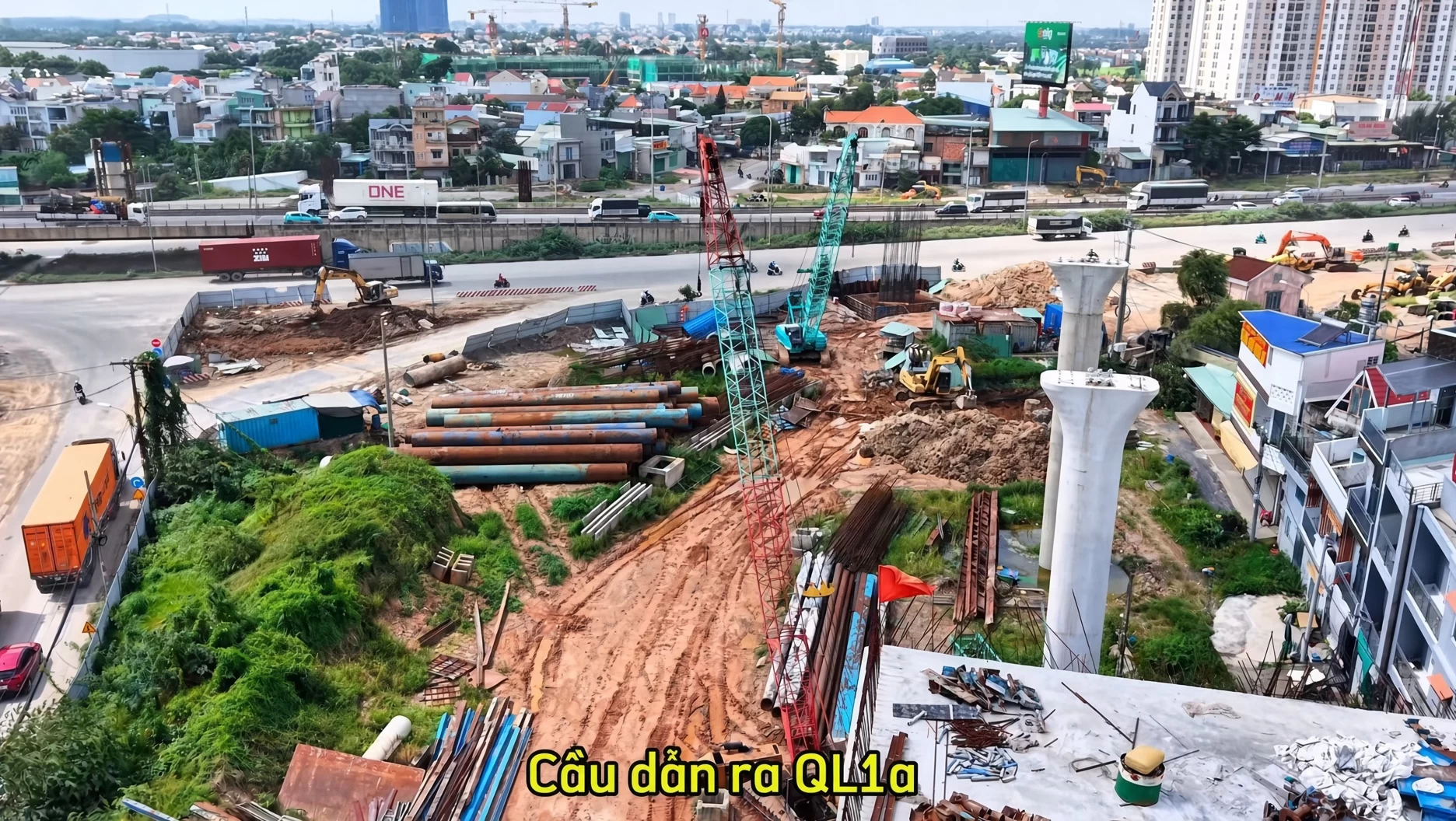 Công trường thi công trụ cầu và nhánh cầu dẫn kết nối nút giao Tân Vạn ra Quốc lộ 1A Xa lộ Hà Nội