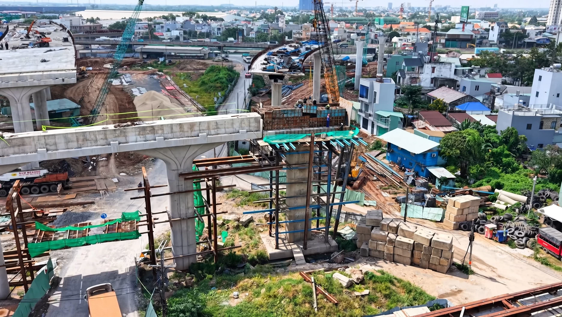 Công tác đúc trụ và lắp đặt giàn giáo thi công nhánh rẽ kết nối phức tạp tại nút giao Tân Vạn
