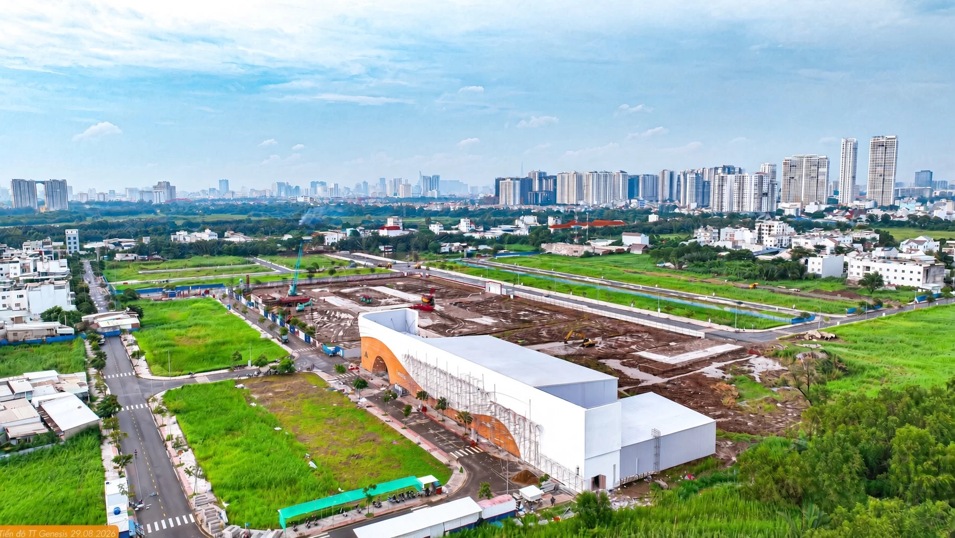 Toàn cảnh tiến độ dự án TT Genesis Đào Sư Tích Nhà Bè ngày 29/08/2026 nhìn từ trên cao với khu nhà mẫu Sales Gallery và skyline Nam Sài Gòn