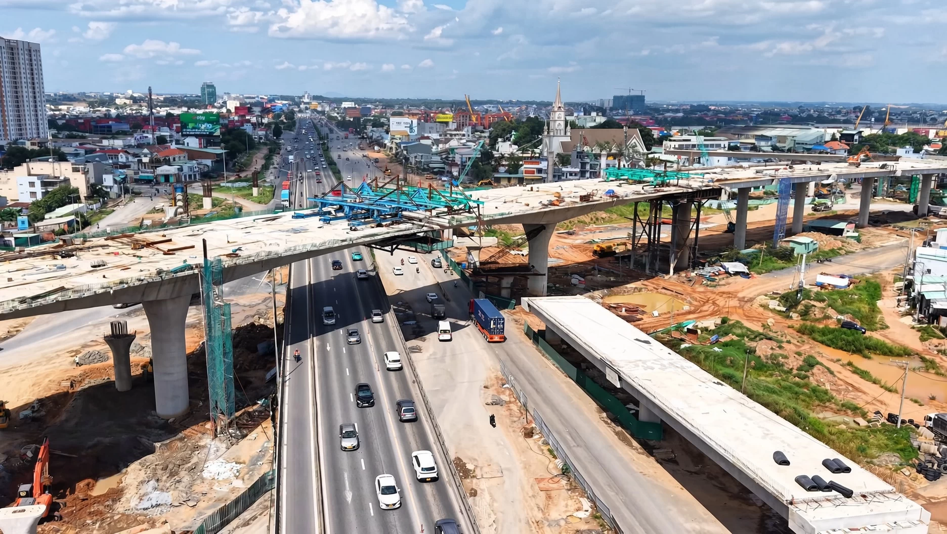 Toàn cảnh cầu vượt nút giao Tân Vạn bắc ngang Xa lộ Hà Nội với đô thị Dĩ An và The Gió Riverside ở hậu cảnh