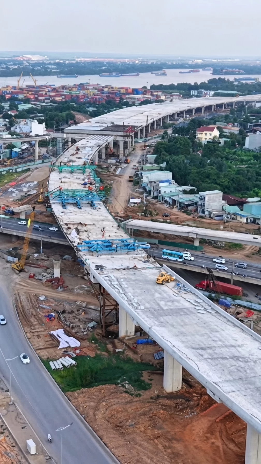 Góc nhìn trên cao toàn cảnh độ cong ngoạn mục của cầu vượt nút giao Tân Vạn bắc qua Xa lộ Hà Nội