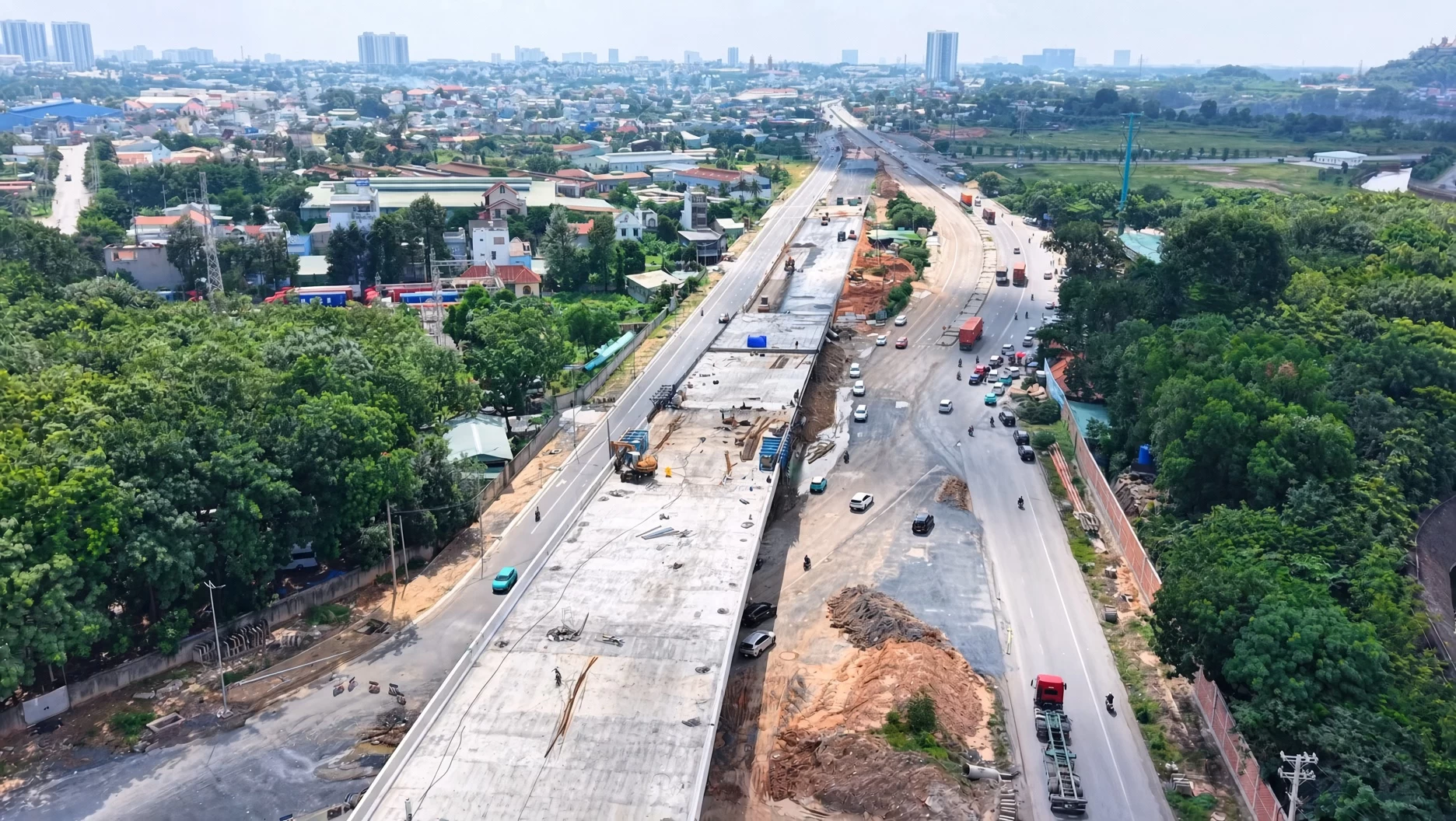 Tuyến cầu cạn Vành đai 3 vươn dài qua khu vực nút giao Tân Vạn hướng về TP.HCM và Đồng Nai