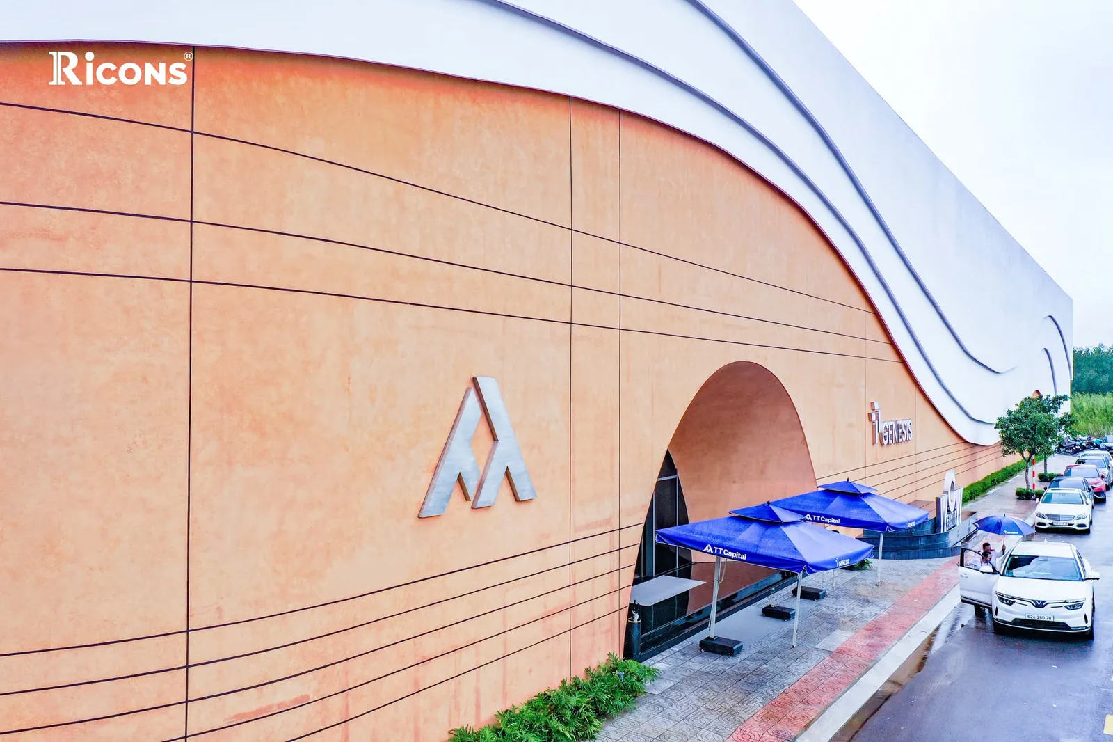 Mặt tiền WOW Center TT Genesis Nhà Bè Mặt tiền trung tâm trải nghiệm WOW Center nhà mẫu TT Genesis Nhà Bè với kiến trúc cong màu cam đất