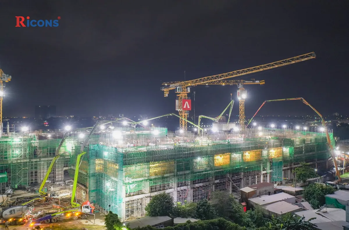 Thi công cốt thép dầm chuyển Tháp A2 Công nhân thi công cốt thép dầm chuyển Tháp A2 tiến độ The Gió Riverside