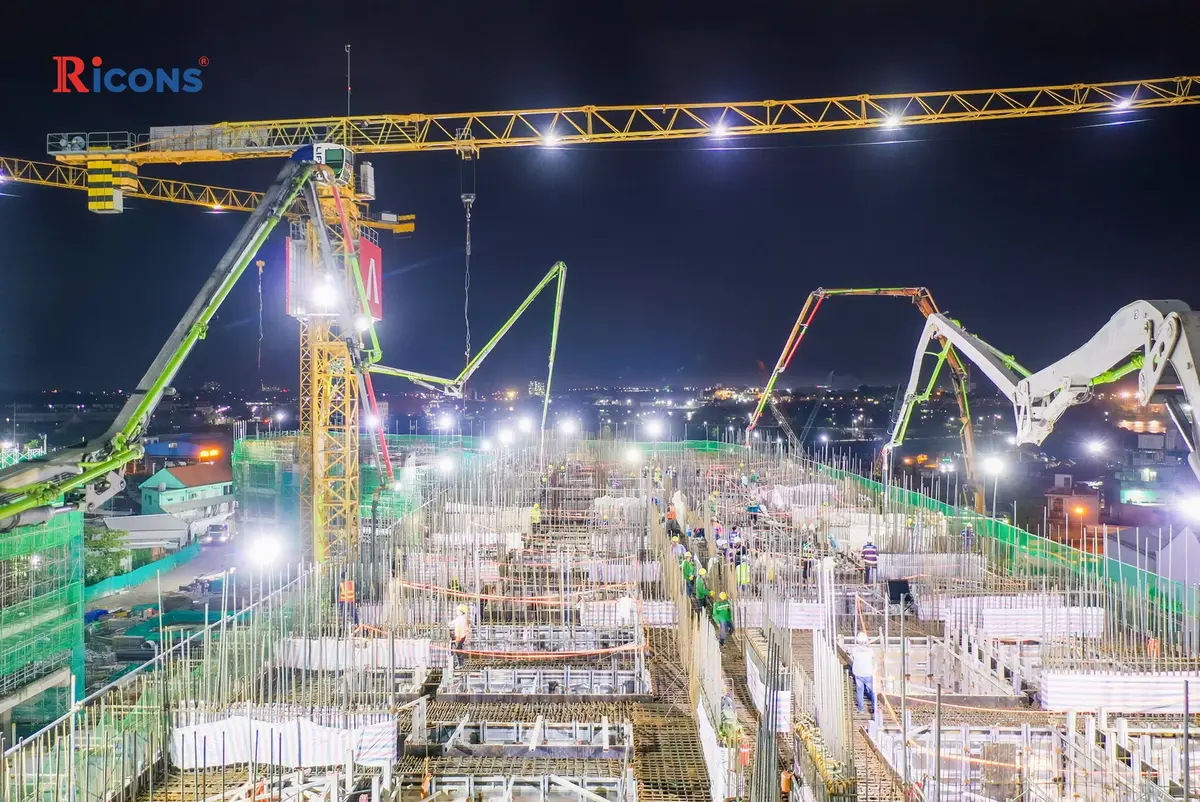 Thi công đổ bê tông dầm chuyển Tháp A2 Công tác đổ bê tông liên tục 12 giờ tiến độ The Gió Riverside