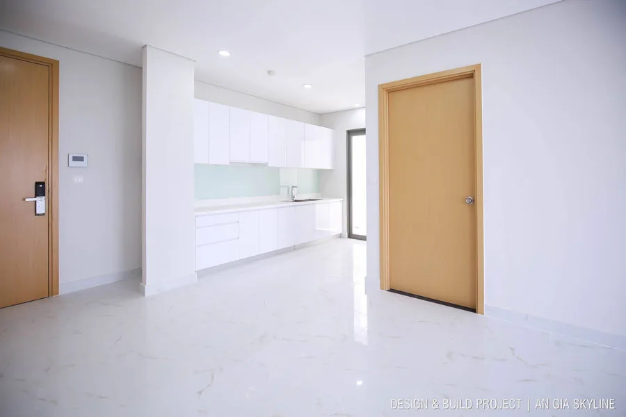 Khu bếp căn hộ An Gia Skyline lúc bàn giao với tủ bếp trắng
