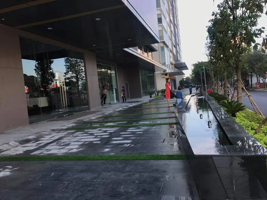 Lối vào cảnh quan xanh mát và đường dạo bộ