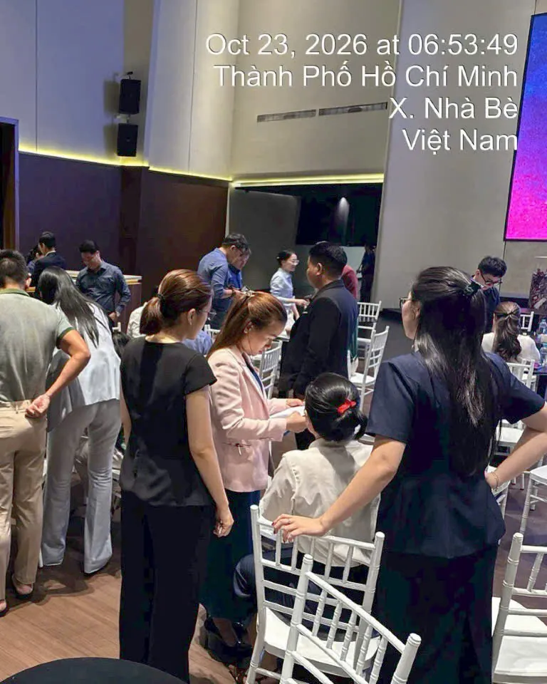 Khách hàng làm thủ tục đăng ký giá trần TT Genesis sáng 23/10/2026