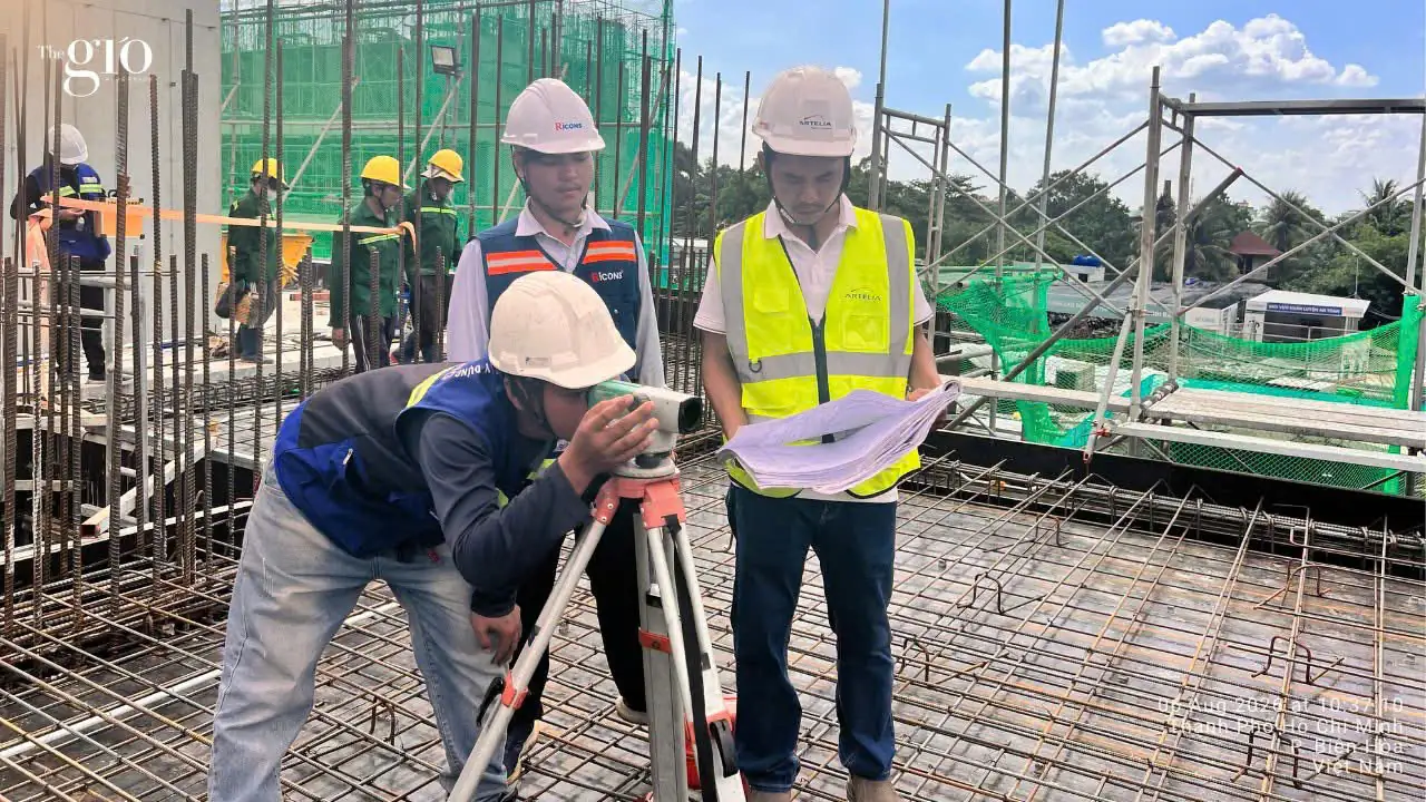 Kỹ sư trắc đạc đo đạc độ chính xác tại công trường