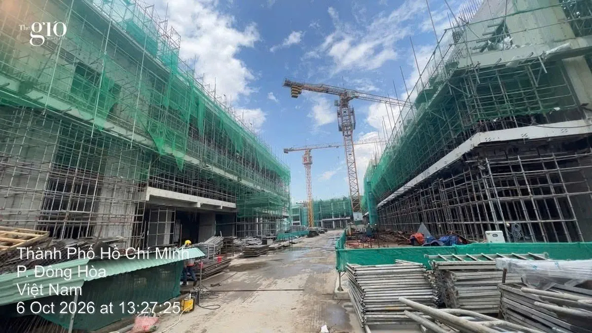 Toàn cảnh các khối tháp The Gió Riverside tháng 10/2026 Toàn cảnh các khối tháp phủ lưới xanh bảo vệ tiến độ The Gió Riverside tháng 10/2026
